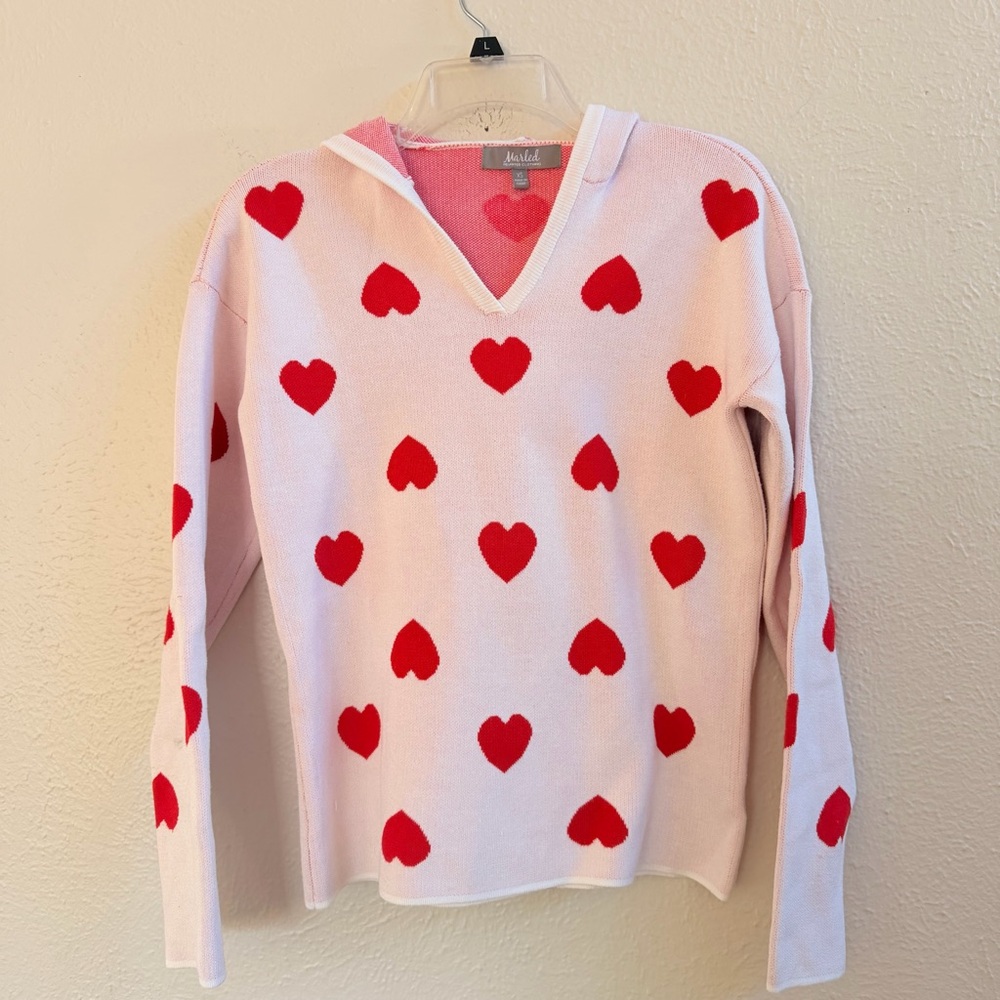 Marled white hoodie sweater with red hearts